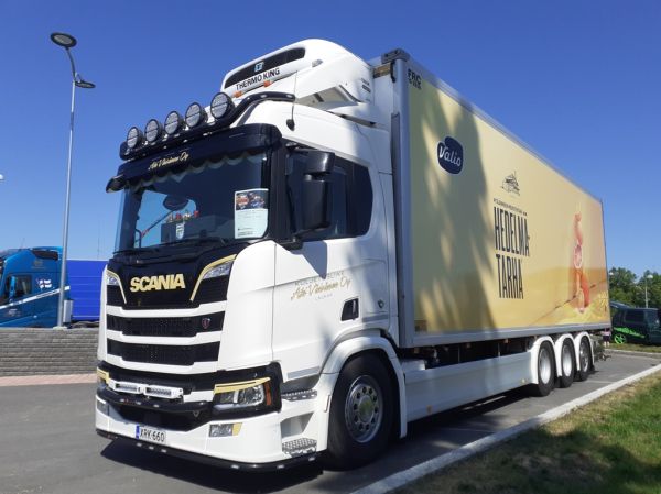 Kuljetusliike A Väisäsen Scania R660
Valion ajossa oleva Kuljetusliike A Väisänen Oy:n Scania R660 rahtiauto.
Avainsanat: Valio Väisänen Scania R660 Viitasaari23 Hedelmätarha