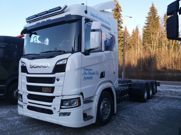 Kuljetusliike Ala-Ilomäen Scania R650
Kuljetusliike Ala-Ilomäen Scania R650.
Avainsanat: Valio Ala-Ilomäki Scania R650