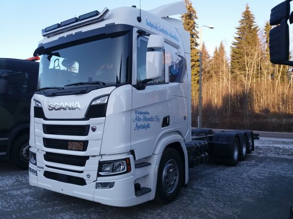 Kuljetusliike Ala-Ilomäen Scania R650
Kuljetusliike Ala-Ilomäki Ky:n tuleva Scania R650 maitoauton alusta.
Avainsanat: Valio Ala-Ilomäki Scania R650