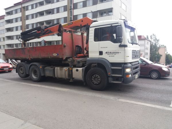 Kuljetusliike Antikaisen MAN TGA 26.310
Kuljetusliike Antikainen Oy:n nosturilla varustettu MAN TGA 26.310 vaihtolava-auto.
Avainsanat: Antikainen MAN TGA 26.310