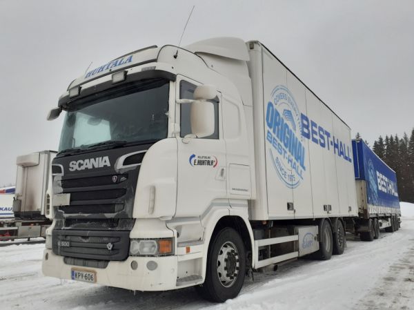 Kuljetusliike E Huhtalan Scania R500
Kuljetusliike E Huhtala Oy:n Scania R500 täysperävaunuyhdistelmä.
Avainsanat: Huhtala Scania R500 ABC Hirvaskangas