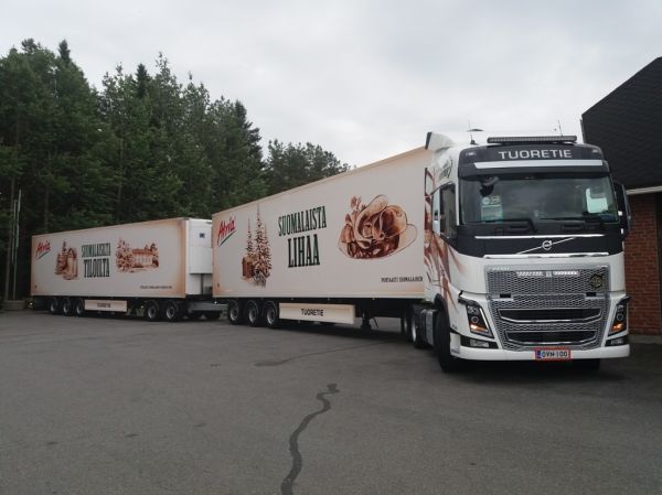 Kuljetusliike E Huhtalan Volvo FH16
Tuoretien ajossa oleva Kuljetusliike E Huhtala Oy:n Volvo FH16 HCT-yhdistelmä. 
Avainsanat: Tuoretie Atria Huhtala Volvo FH16 HCT Alahärmä17