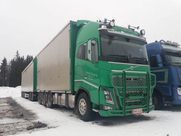 Kuljetusliike E Järvikylän Volvo FH16
Kuljetusliike E Järvikylä Ky:n Volvo FH16 täysperävaunuyhdistelmä.
Avainsanat: Järvikylä Volvo FH16 ABC Hirvaskangas