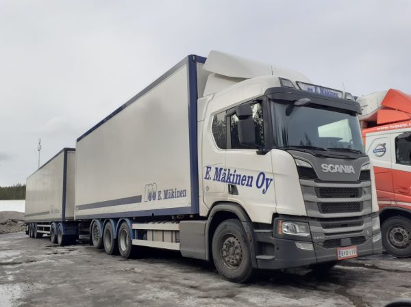 Kuljetusliike E Mäkisen Scania R650
Kuljetusliike E Mäkinen Oy:n Scania R650 täysperävaunuyhdistelmä.
Avainsanat: Mäkinen Scania R650 Shell Hirvaskangas