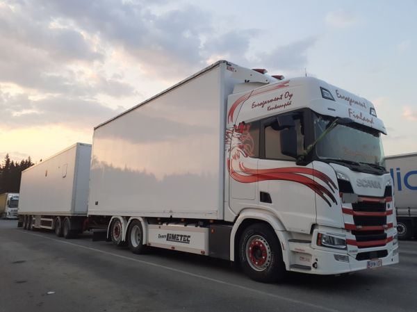 Kuljetusliike Eurogarmentin Scania R500
Kuljetusliike Eurogarment Oy:n Scania R500 täysperävaunuyhdistelmä.
Avainsanat: Eurogarment Scania R500 ABC Hirvaskangas
