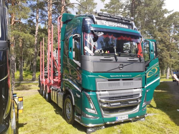Kuljetusliike H Kemppaisen Volvo FH16
Kuljetusliike H Kemppainen Oy:n Volvo FH16 puutavara-auto.
Avainsanat: Kemppainen Volvo FH16 Teemu Runni25
