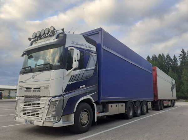 Kuljetusliike H Laurilan Volvo FH
Kuljetusliike H Laurila Oy:n Volvo FH täysperävaunuyhdistelmä.
Avainsanat: Laurila Volvo FH Shell Hirvaskangas