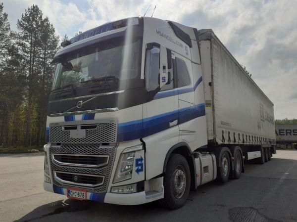 Kuljetusliike H Sandellin Volvo FH 
Kuljetusliike H Sandellin Volvo FH puoliperävaunuyhdistelmä. 
Avainsanat: Sandell Volvo FH Shell Hirvaskangas