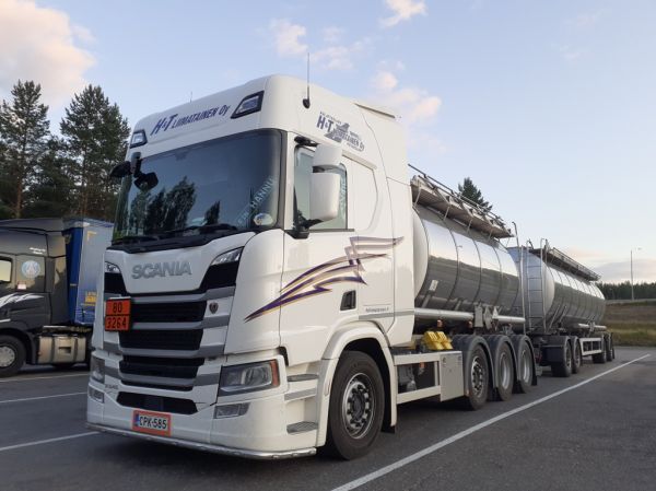 Kuljetusliike H&T Liimataisen Scania R540
Kuljetusliike H&T Liimatainen Oy:n Scania R540 säiliöyhdistelmä.
Avainsanat: Liimatainen Scania R500 Shell Hirvaskangas