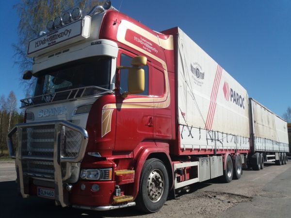 Kuljetusliike H Vehviläisen Scania R580
Kuljetusliike H Vehviläinen Oy:n Scania R580 täysperävaunuyhdistelmä.
Avainsanat: Vehviläinen Scania R580 Shell Hirvaskangas