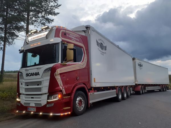 Kuljetusliike H Vehviläisen Scania 
Kuljetusliike H Vehviläinen Oy:n Scania täysperävaunuyhdistelmä.
Avainsanat: Vehviläinen Scania Shell Hirvaskangas