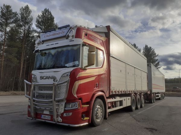 Kuljetusliike H Vehviläisen Scania
Kuljetusliike H Vehviläinen Oy:n Scania täysperävaunuyhdistelmä.
Avainsanat: Vehviläinen Scania ST1 Hirvaskangas Heijari