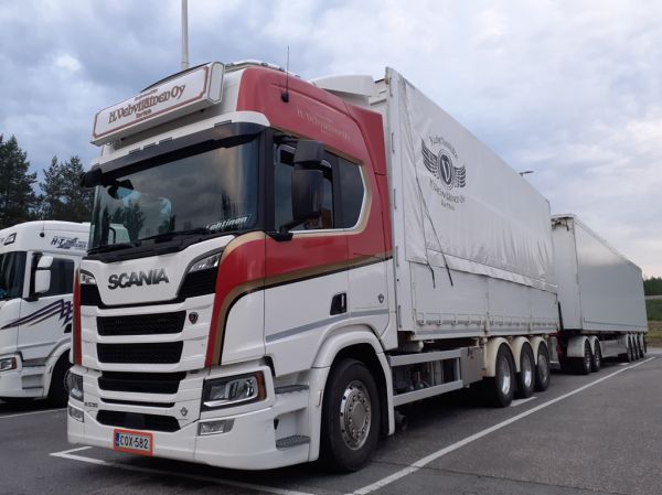 Kuljetusliike H Vehviläisen Scania R530
Kuljetusliike H Vehviläinen Oy:n Scania R530 täysperävaunuyhdistelmä.
Avainsanat: Vehviläinen Scania R530 Shell Hirvaskangas