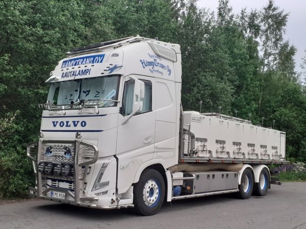 Kuljetusliike Hämytransin Volvo FH
Kuljetusliike Hämytransin Volvo FH kalankuljetusauto.
Avainsanat: Hämytrans Volvo FH ABC Hirvaskangas Hämysami