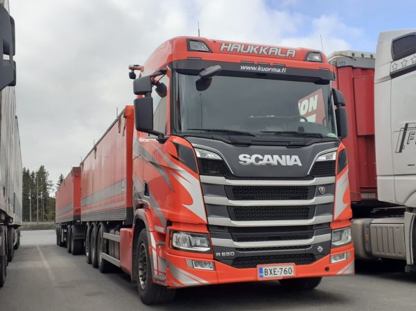 Kuljetusliike Haukkalan Scania R650
Kuljetusliike Haukkala Ky:n Scania R650 täysperävaunuyhdistelmä.

Avainsanat: Haukkala Scania R650 ABC Hirvaskangas