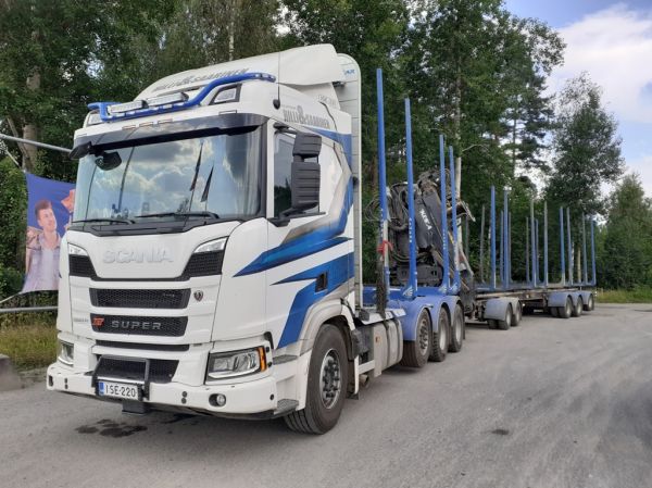 Kuljetusliike Hilli&Saarisen Scania 560R XT
Kuljetusliike Hilli&Saarinen Oy:n Scania 560R XT puutavarayhdistelmä.
Avainsanat: Hilli&Saarinen Scania 560R XT Neste
