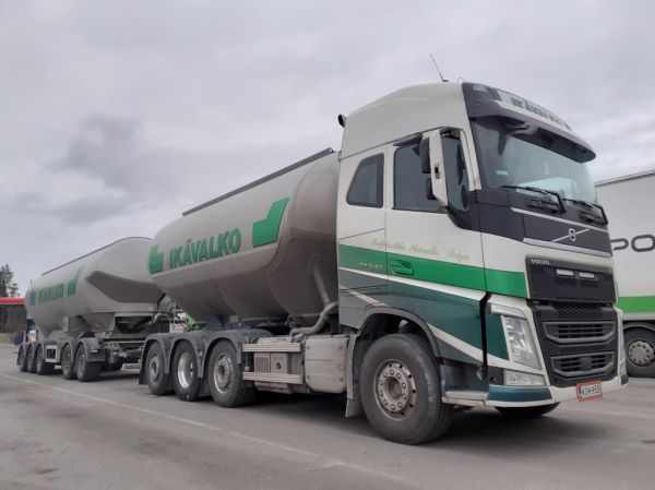 Kuljetusliike Ikävalkon Volvo FH540
Kuljetusliike Ikävalkon Volvo FH540 säiliöyhdistelmä.
Avainsanat: Ikävalko Volvo FH540 ABC Hirvaskangas