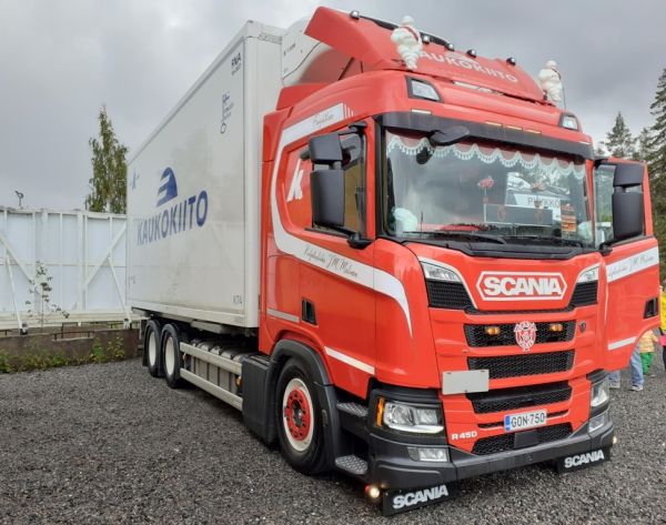 Klikkaa kuvaa nähdäksesi se täysikokoisena
==============
Kuljetusliike JM Malisen Scania R450
Kaukokiidon/Kuljetusliike Kantola&Koramon ajossa oleva Kuljetusliike JM Malisen Scania R450 rahtiauto.
Avainsanat: Kaukokiito Kantola&Koramo Malinen Scania R450 Tahko26 Kuljetusliike JM Malisen Scania R450
Kaukokiidon/Kuljetusliike Kantola&Koramon ajossa oleva Kuljetusliike JM Malisen Scania R450 rahtiauto.
Avainsanat: Kaukokiito Kantola&Koramo Malinen Scania R450 Tahko26