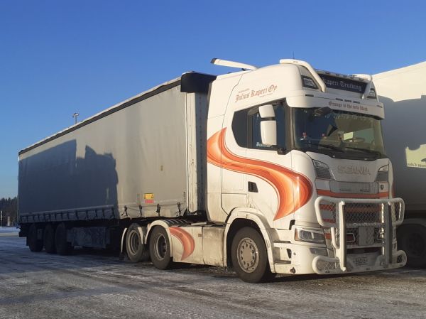 Kuljetusliike J Kaperin Scania
Kuljetusliike J Kaperi Oy:n Scania puoliperävaunuyhdistelmä.
Avainsanat: Kaperi Scania ABC Hirvaskangas