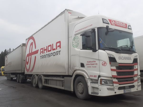 Kuljetusliike J Kaperin Scania R500
Ahola Transportin ajossa oleva Kuljetusliike J Kaperi Oy:n Scania R500 täysperävaunuyhdistelmä.
Avainsanat: Ahola-Transport Kaperi Scania R500 ABC Hirvaskangas