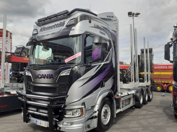Kuljetusliike J Klemettilän Scania R660
Kuljetusliike J. Klemettilä Oy:n Scania R660 puutavara-auto.
Avainsanat: Klemettilä Scania R660 Himos23 IdaKlemettilä Criminaldivision