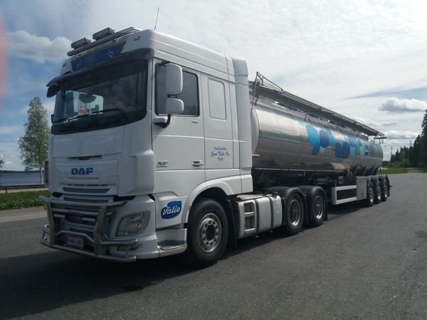 Kuljetusliike J Kolan DAF XF510
Valion ajossa oleva Kuljetusliike J Kola Oy:n DAF XF510 puoliperävaunuyhdistelmä.
Avainsanat: Valio Kola DAF XF510 Neste Lintulahti