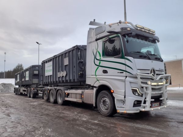 Kuljetusliike J Pääahon MB 3558 Actros L
Kuljetusliike J Pääaho Oy:n MB 3558 Actros L täysperävaunuyhdistelmä.
Avainsanat: Pääaho MB 3558 ActrosL Fortum Shell Hirvaskangas