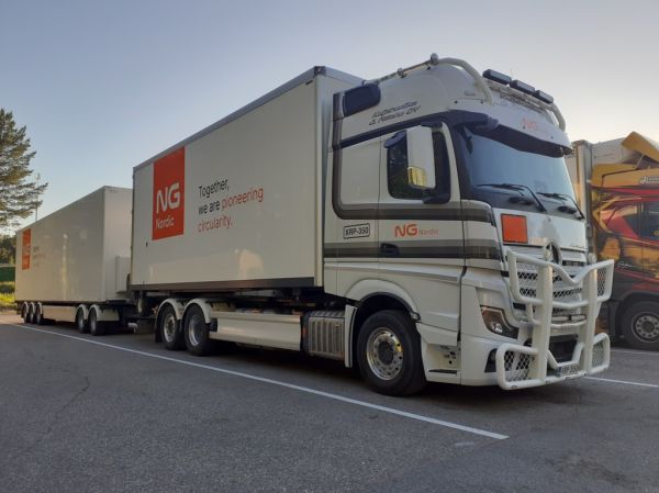 Klikkaa kuvaa nähdäksesi se täysikokoisena
==============
Kuljetusliike J Pääahon MB Actros L
Kuljetusliike J Pääaho Oy:n MB Actros L täysperävaunuyhdistelmä.
Avainsanat: Pääaho MB ActrosL NG Nordic ST1 Hirvaskangas Kuljetusliike J Pääahon MB Actros L
Kuljetusliike J Pääaho Oy:n MB Actros L täysperävaunuyhdistelmä.
Avainsanat: Pääaho MB ActrosL NG Nordic ST1 Hirvaskangas