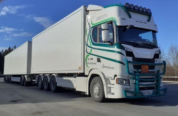 Kuljetusliike J Pääahon Scania R650
Kuljetusliike J Pääaho Oy:n Scania R650 täysperävaunuyhdistelmä.
Avainsanat: Pääaho Scania R650 ABC Hirvaskangas 998 Bold Moves