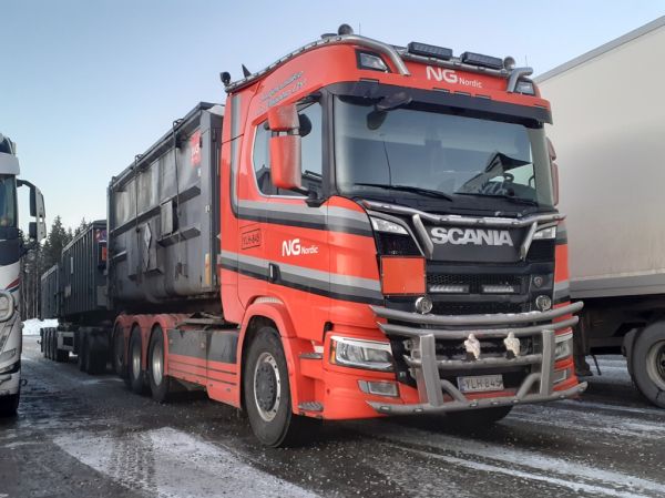Kuljetusliike J Pääahon Scania R
Kuljetusliike J Pääaho Oy:n Scania R täysperävaunuyhdistelmä.
Avainsanat: Pääaho Scania R ABC Hirvaskangas NG Nordic