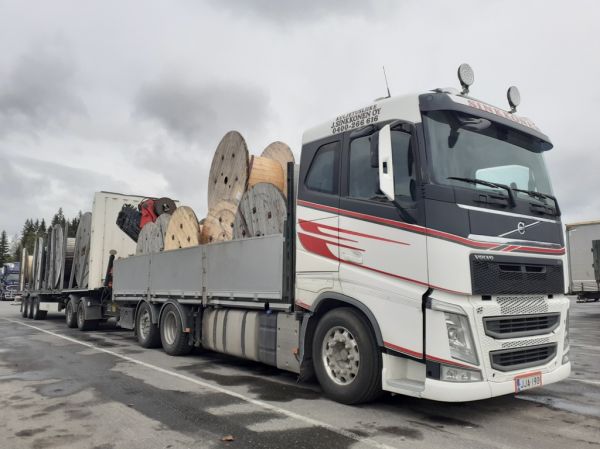 Kuljetusliike J Sinkkosen Volvo FH
Kuljetusliike J Sinkkonen Oy:n nosturilla varustettu Volvo FH täysperävaunuyhdistelmä.
Avainsanat: Sinkkonen Volvo FH ABC Hirvaskangas