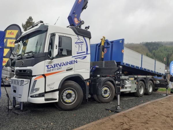 Kuljetusliike J Tarvaisen Volvo FH540
Kuljetusliike J Tarvaisen nosturilla varustettu Volvo FH540 koukkulava-auto.
Avainsanat: Tarvainen Volvo FH540 Tahko25