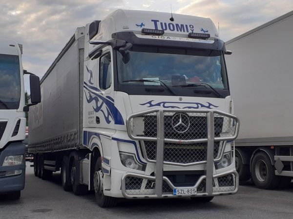 Kuljetusliike J Tuomen MB Actros
Kuljetusliike J Tuomi Oy:n MB Actros puoliperävaunuyhdistelmä.
Avainsanat: Tuomi MB Actros ABC Hirvaskangas