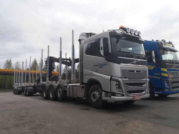 Kuljetusliike J Tuomisen Volvo FH16
Kuljetusliike J Tuominen Oy:n Volvo FH16 puutavarayhdistelmä.
Avainsanat: Tuominen Volvo FH16 Shell Hirvaskangas