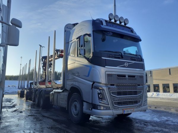 Kuljetusliike J Tuomisen Volvo FH16
Kuljetusliike J Tuominen Oy:n Volvo FH16 puutavarayhdistelmä.
Avainsanat: Tuominen Volvo FH16 Shell Hirvaskangas