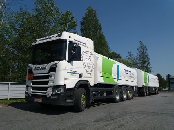 Kuljetusliike J Välikankaan Scania R520
Nesteen ajossa oleva J Välikangas Oy:n Scania R520 säiliöyhdistelmä.
Avainsanat: Neste Välikangas Scania R520