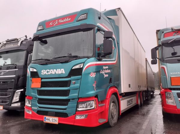 Kuljetusliike K-J Nuikan Scania R500
Kuljetusliike K-J Nuikka Oy:n Scania R500 täysperävaunuyhdistelmä.
Avainsanat: Nuikka Scania R500 ABC Hirvaskangas 45