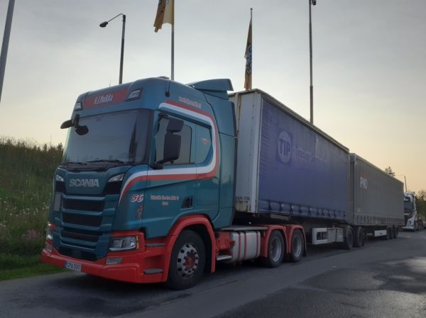 Kuljetusliike K-J Nuikan Scania 
Kuljetusliike K-J Nuikka Oy:n Scania b-juna.
Avainsanat: Nuikka Scania B-juna ABC Hirvaskangas 56