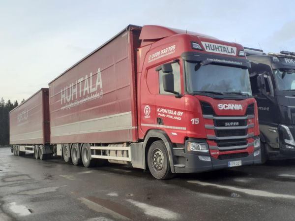 Klikkaa kuvaa nähdäksesi se täysikokoisena
==============
Kuljetusliike K Huhtalan Scania 560R
Kuljetusliike K Huhtala Oy:n Scania 560R täysperävaunuyhdistelmä.
Avainsanat: Huhtala Scania 560R ABC Hirvaskangas 15 Kuljetusliike K Huhtalan Scania 560R
Kuljetusliike K Huhtala Oy:n Scania 560R täysperävaunuyhdistelmä.
Avainsanat: Huhtala Scania 560R ABC Hirvaskangas 15