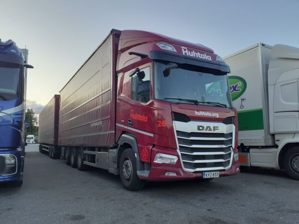 Klikkaa kuvaa nähdäksesi se täysikokoisena
==============
Kuljetusliike K Huhtalan DAF XF530
Kuljetusliike K Huhtala Oy:n DAF XF530 täysperävaunuyhdistelmä.
Avainsanat: Huhtala DAF XF530 ABC Hirvaskangas 26 Kuljetusliike K Huhtalan DAF XF530
Kuljetusliike K Huhtala Oy:n DAF XF530 täysperävaunuyhdistelmä.
Avainsanat: Huhtala DAF XF530 ABC Hirvaskangas 26