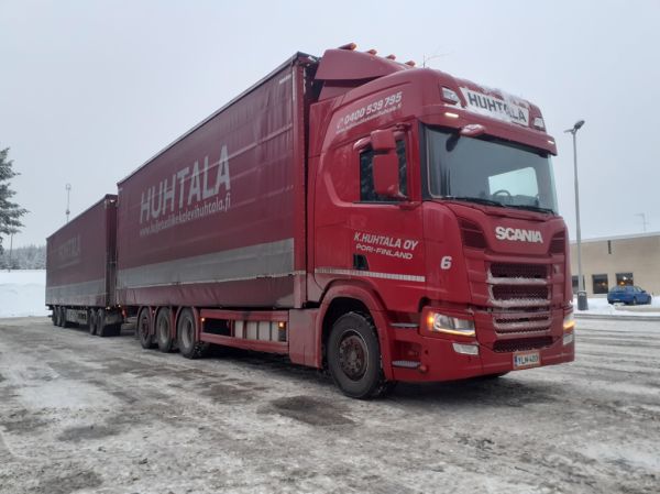 Kuljetusliike K Huhtalan Scania
Kuljetusliike K Huhtala Oy:n Scania täysperävaunuyhdistelmä.
Avainsanat: Huhtala Scania Shell Hirvaskangas 6