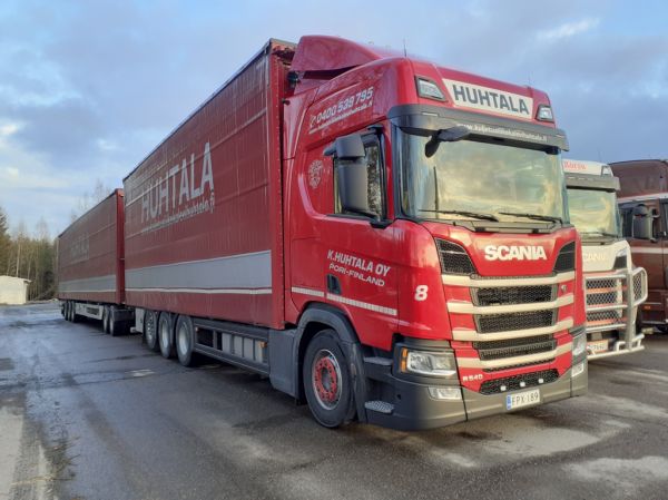 Kuljetusliike K Huhtalan Scania R540
Kuljetusliike K Huhtala Oy:n Scania R540 täysperävaunuyhdistelmä.
Avainsanat: Huhtala Scania R540 Shell Hirvaskangas 8