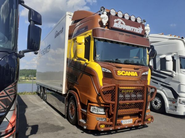 Kuljetusliike K&P Penttilän Scania S590 
Kuljetusliike K&P Penttilä Ky:n Scania S590 rahtiauto.
Avainsanat: Schenker Penttilä Scania S590 Himos25