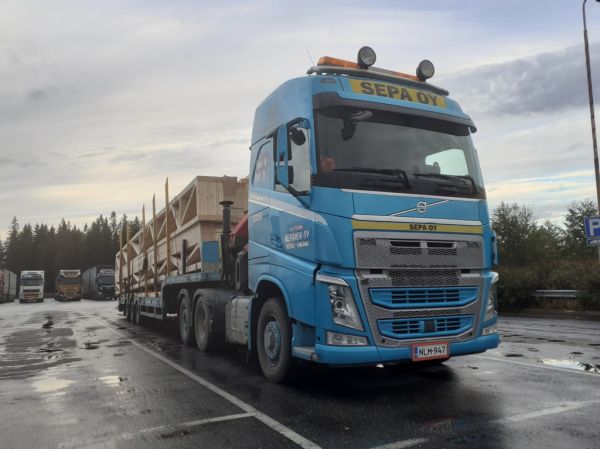 Kuljetusliike Keräsen Volvo FH
Kuljetusliike Keränen Oy:n nosturilla varustettu Volvo FH puoliperävaunuyhdistelmä.
Avainsanat: Keränen Volvo FH ABC Hirvaskangas