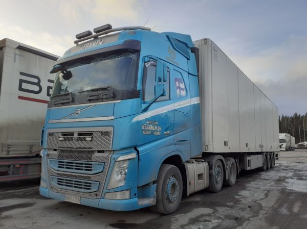 Kuljetusliike Keräsen Volvo FH
Kuljetusliike Keränen Oy:n Volvo FH puoliperävaunuyhdistelmä.
Avainsanat: Keränen Volvo FH ABC Hirvaskangas