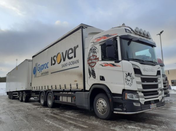 Kuljetusliike Keski-Kastarin Scania R520
Kuljetusliike Keski-Kastari Oy:n Scania R520 täysperävaunuyhdistelmä.
Avainsanat: Keski-Kastari Scania R520 Shell Hirvaskangas