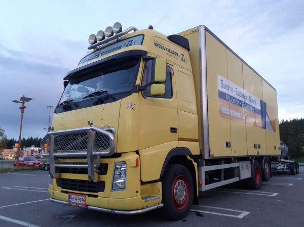 Kuljetusliike Kissa Vieköön Volvo FH12
Kuljetusliike Kissa Vieköön Volvo FH12 rahtiauto.
Avainsanat: Kissa Vieköön Volvo FH12 ABC Hirvaskangas