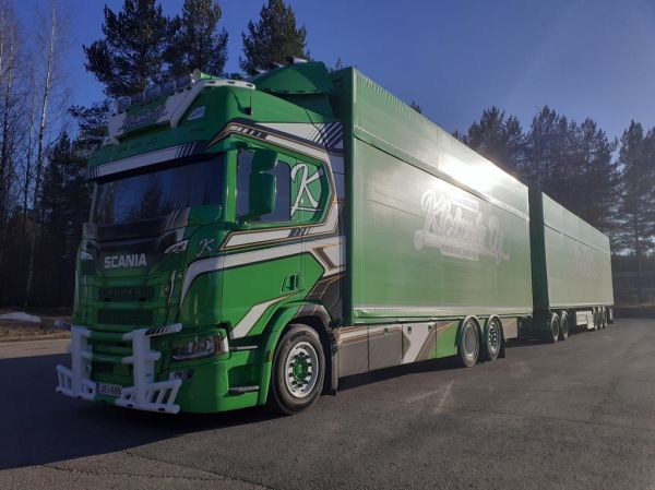 Kuljetusliike H Kleimolan Scania
Kuljetusliike H Kleimola Oy:n Scania täysperävaunuyhdistelmä.
Avainsanat: Kleimola Scania ST1 Hirvaskangas