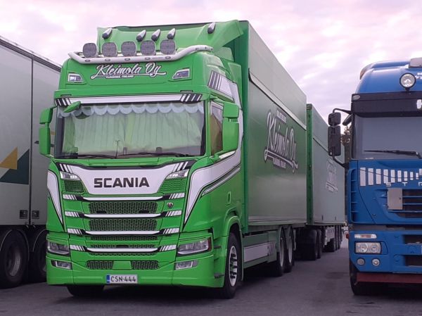Kuljetusliike H Kleimolan Scania
Kuljetusliike H Kleimola Oy:n Scania täysperävaunuyhdistelmä.
Avainsanat: Kleimola Scania ABC Hirvaskangas