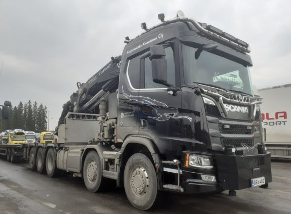 Kuljetusliike Knuutisen Scania
Kuljetusliike Knuutinen Oy:n nosturilla varustettu Scania täysperävaunuyhdistelmä.
Avainsanat: Knuutinen Scania ABC Hirvaskangas
